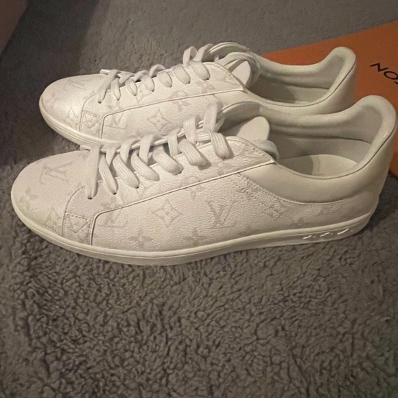 Men’s Louis Vuitton white sneaker - Picture 8 of 10